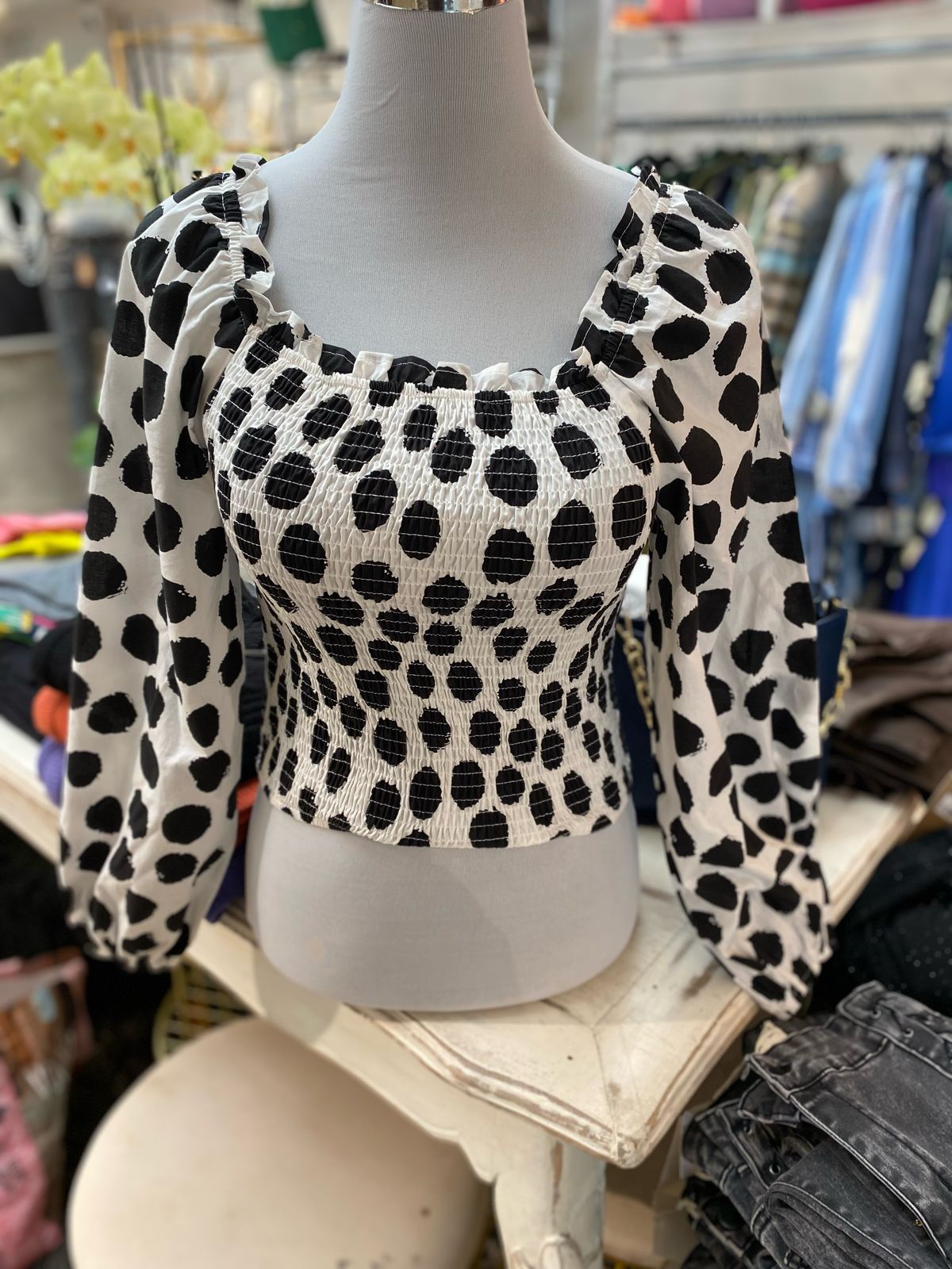 Top blanco lunares negros