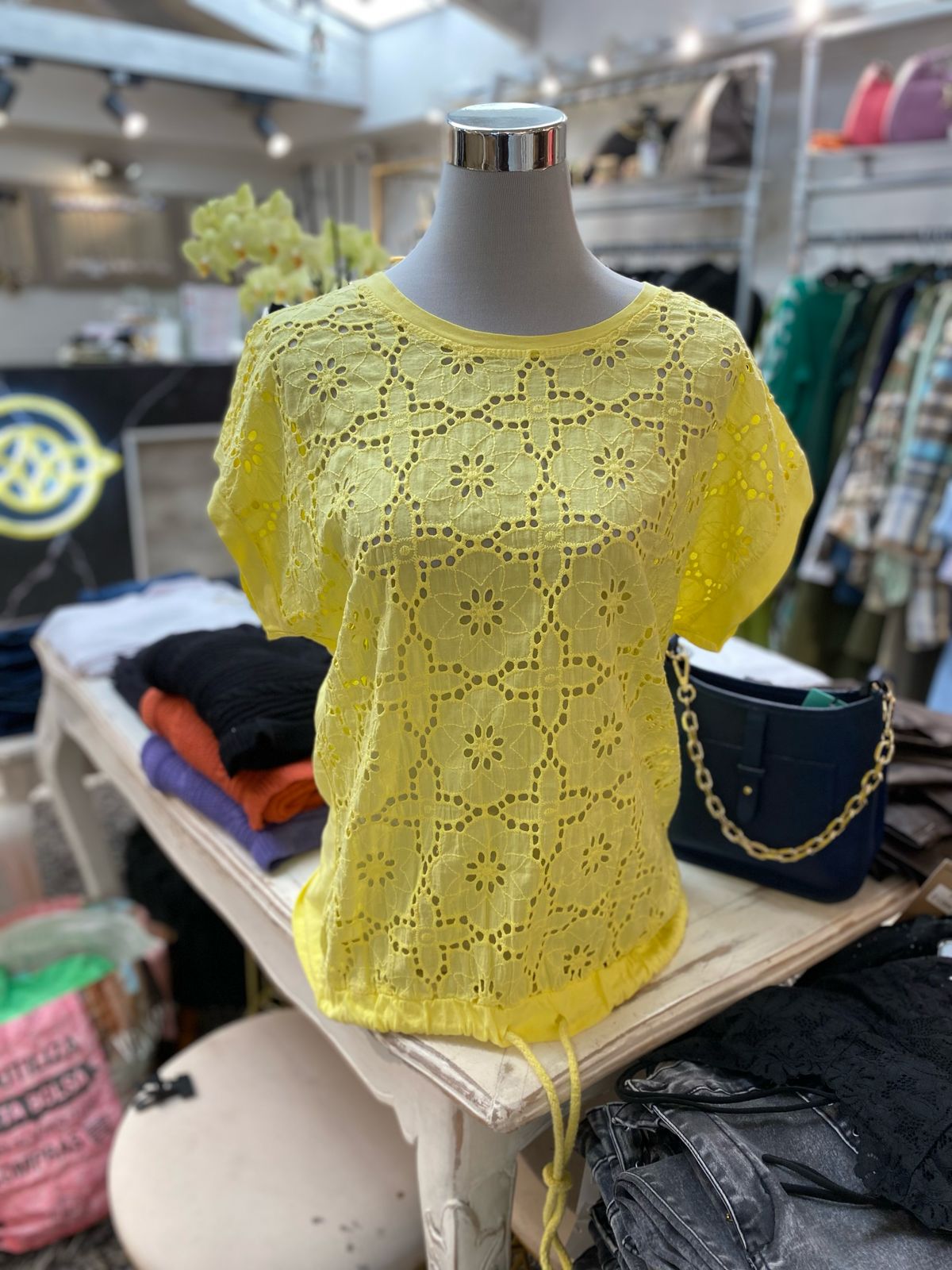 Polera amarilla broderie