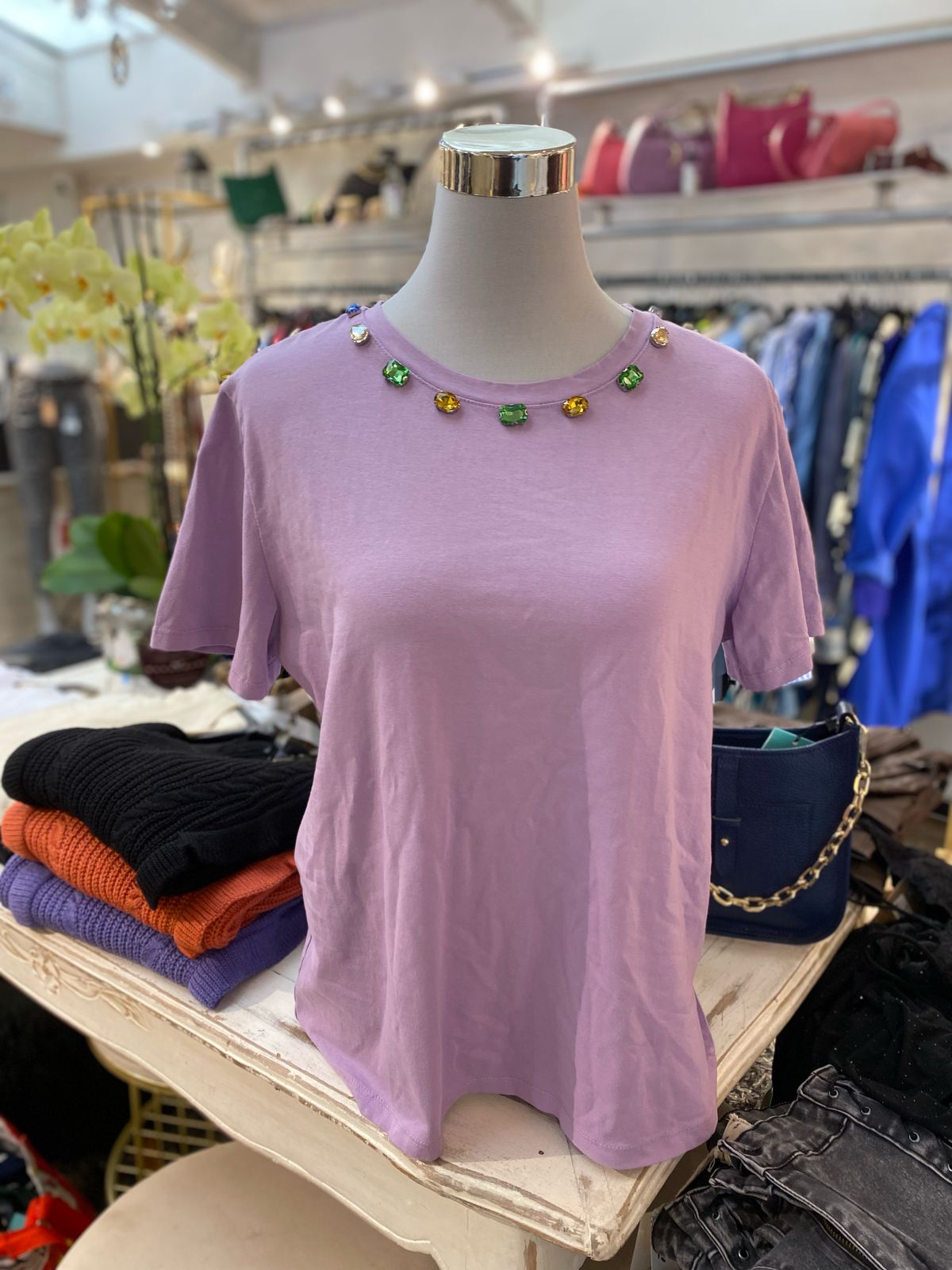 Polera lila con cristales