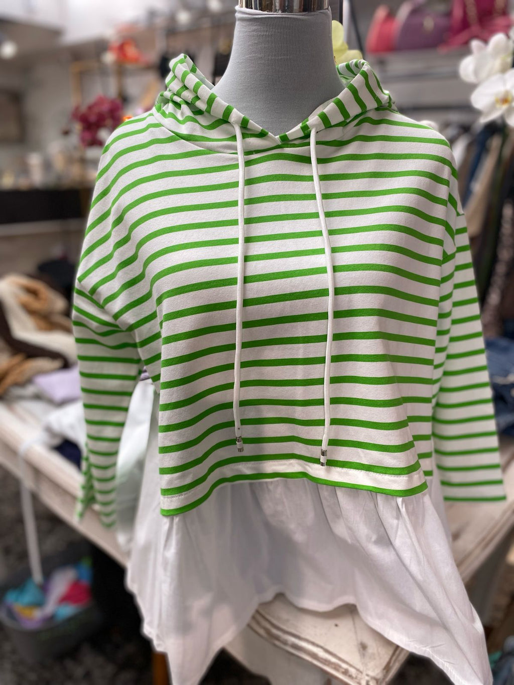 Polerón a rayas con blusa verde