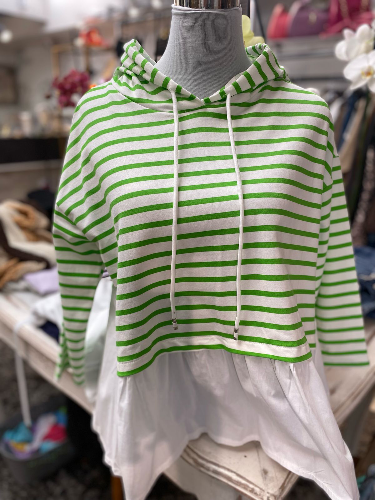 Polerón a rayas con blusa verde