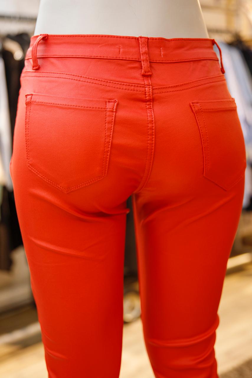 Pantalón rojo engomado