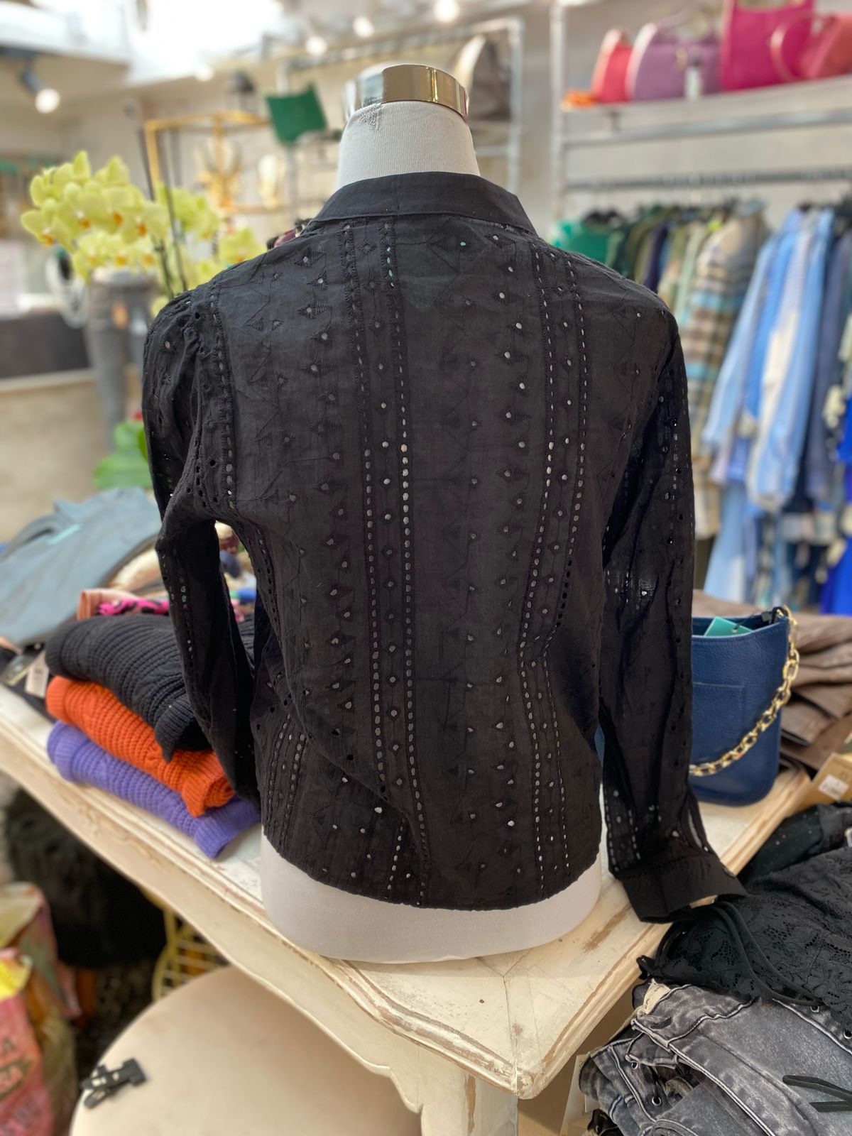 Blusa negra broderie