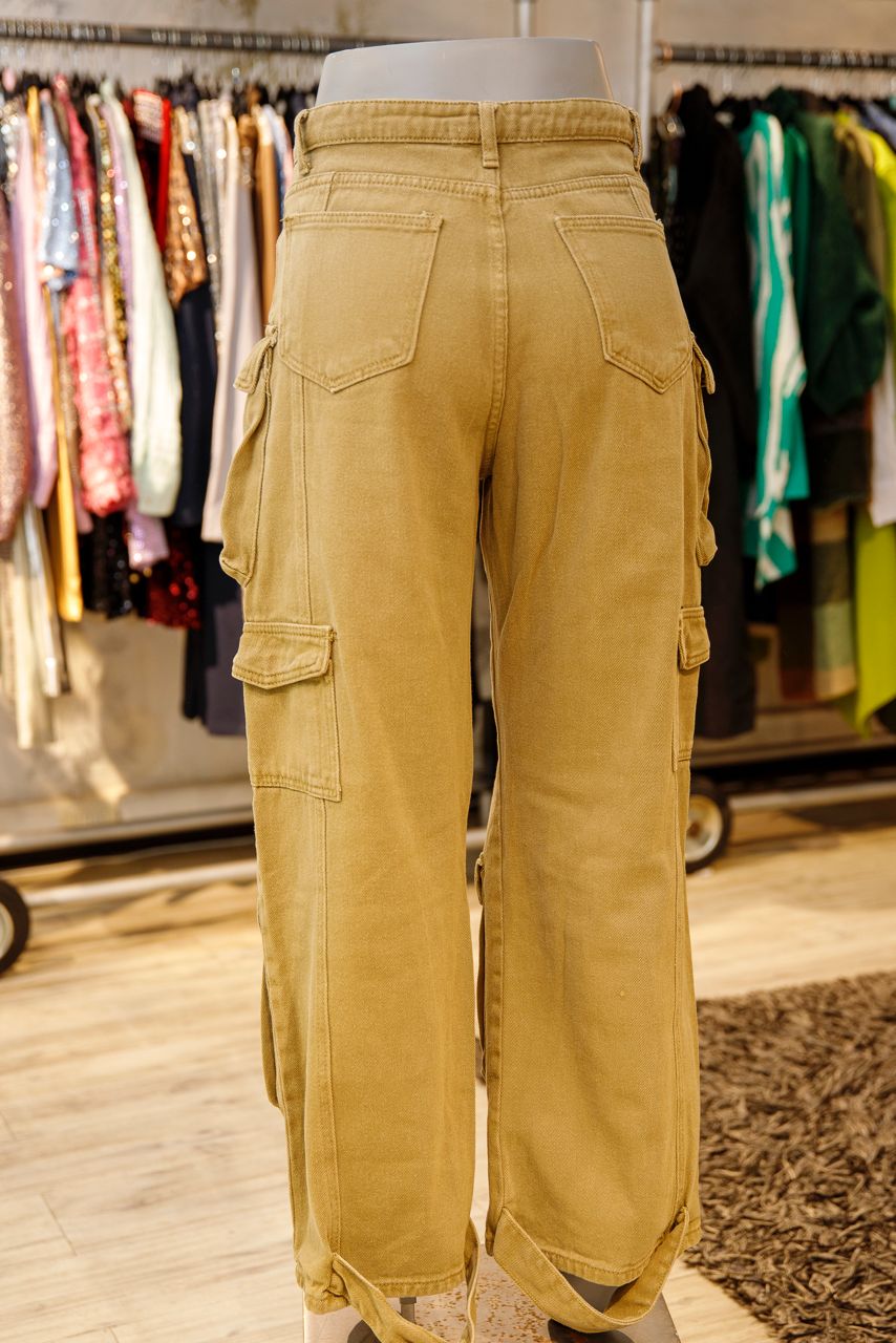 Jeans cargo verde con bolsillos