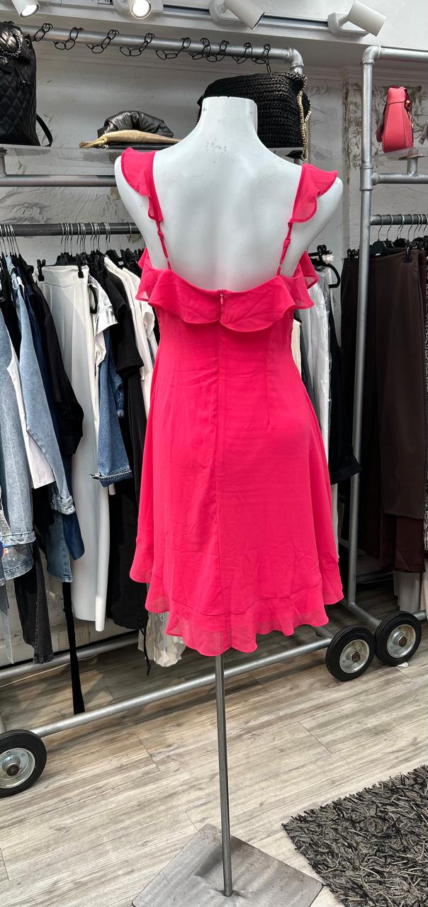 Vestido fucsia con vuelos
