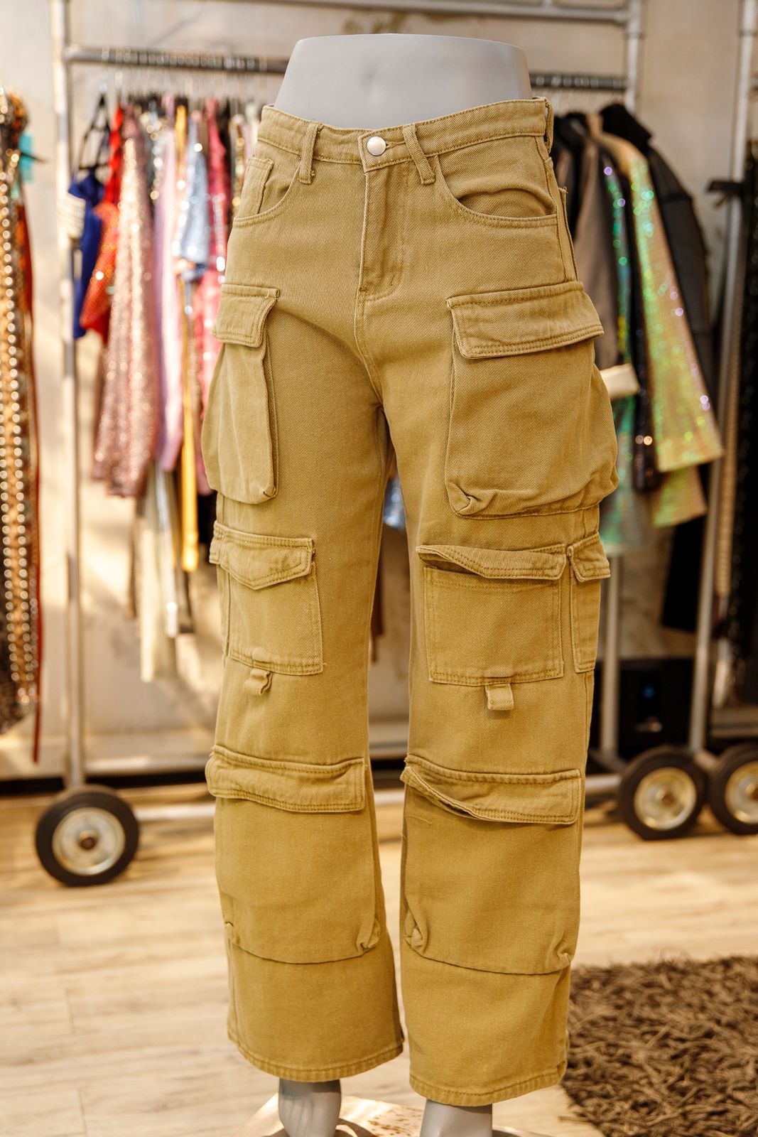 Jeans cargo verde con bolsillos