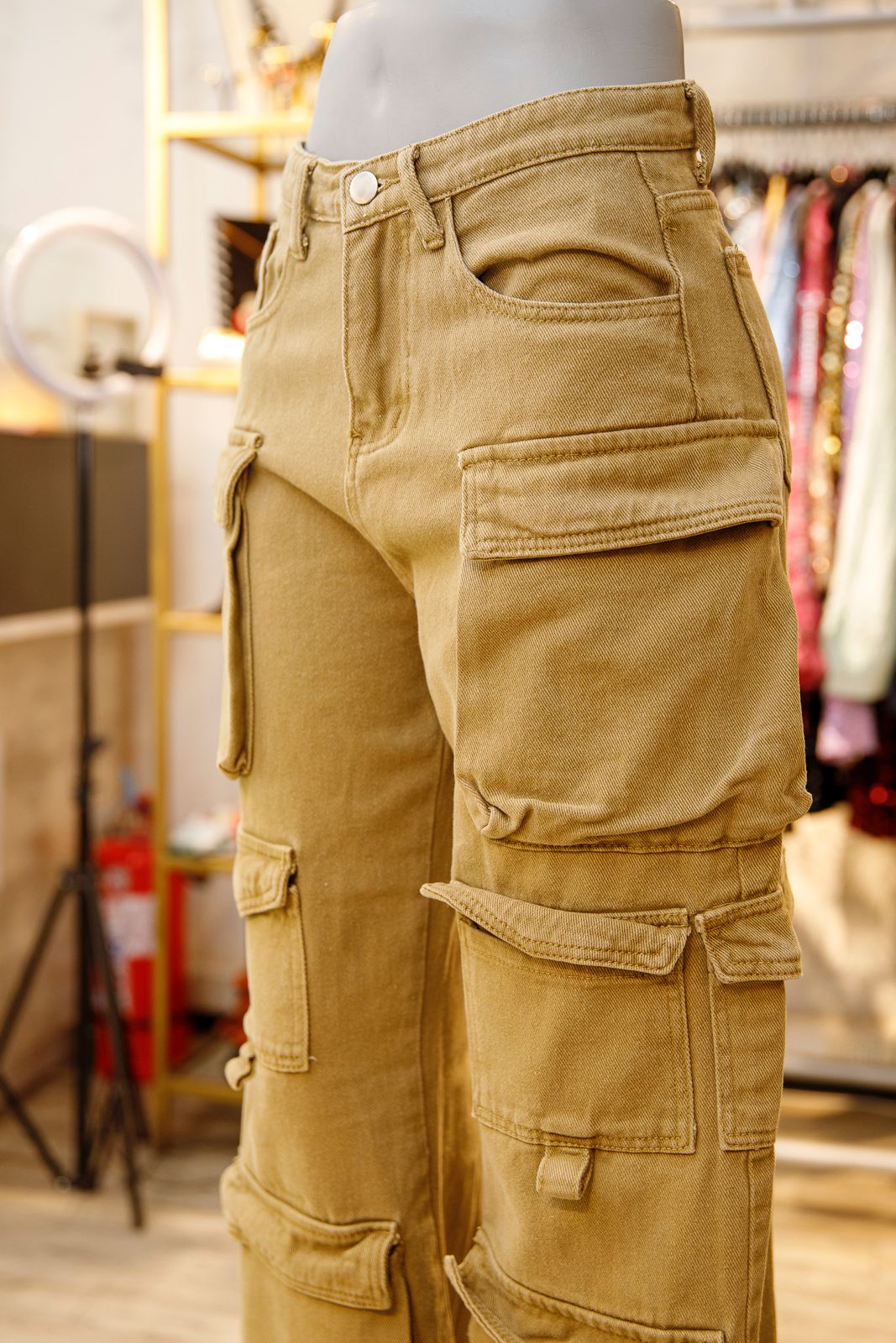 Jeans cargo verde con bolsillos