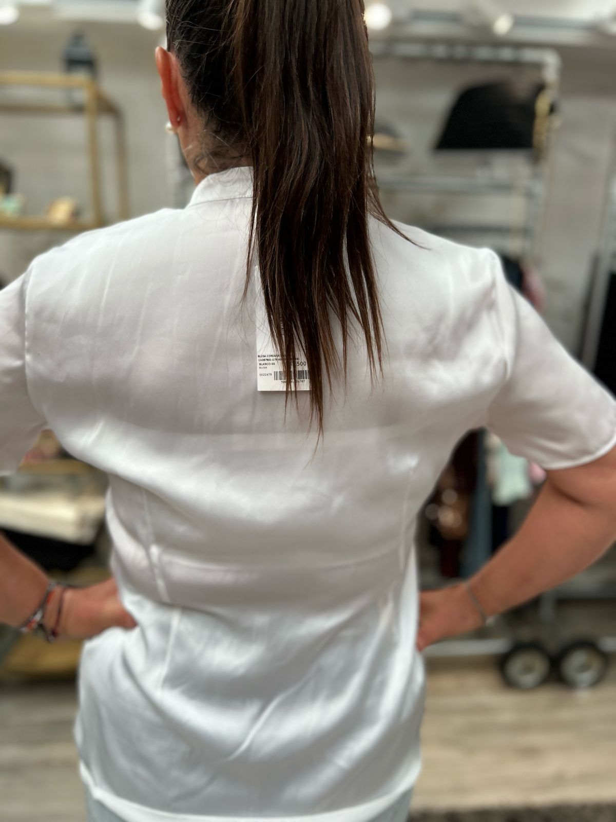 Blusa blanca manga corta cuello mao