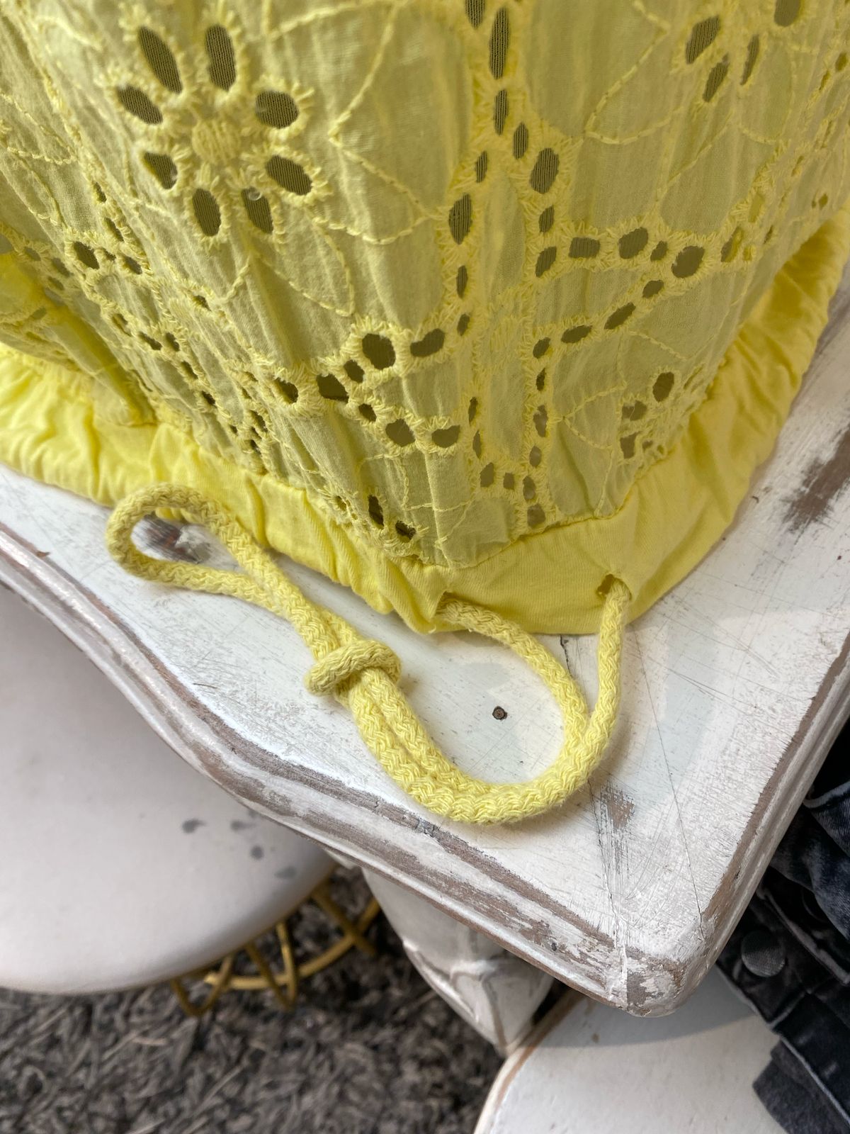 Polera amarilla broderie
