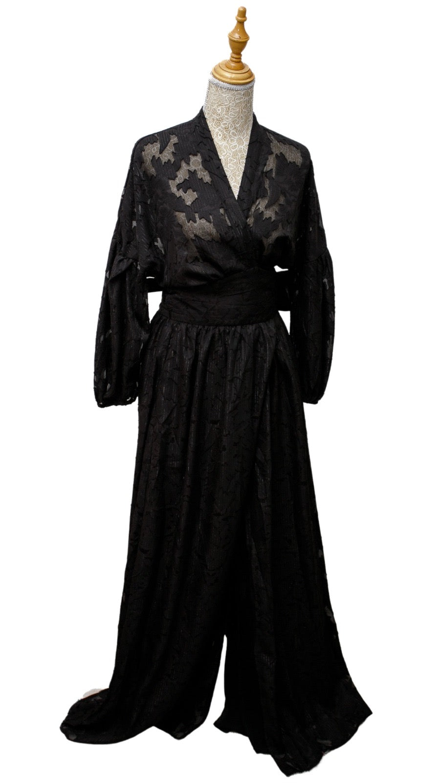 Vestido negro envolvente