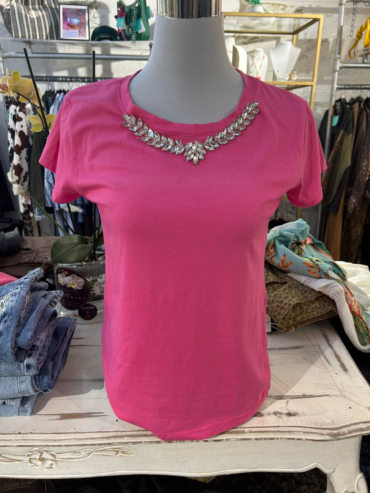 Polera fucsia collar cristal
