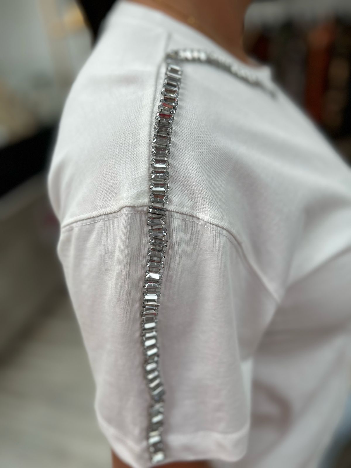 Polera blanca con cristales