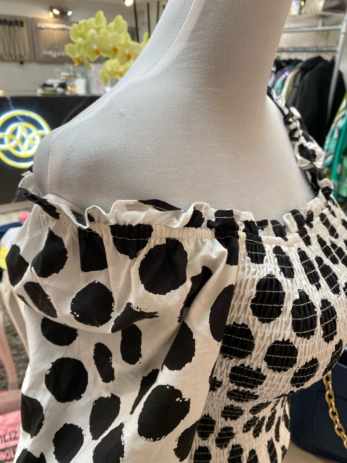 Top blanco lunares negros