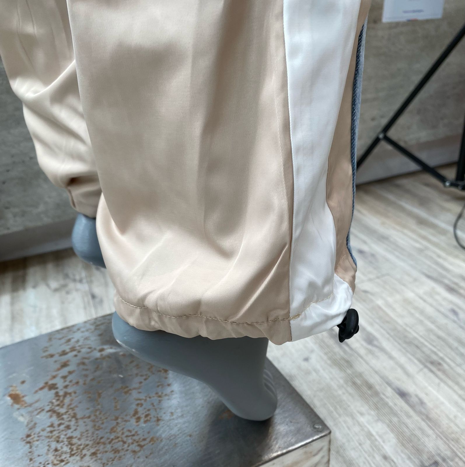 Pantalón dos telas beige