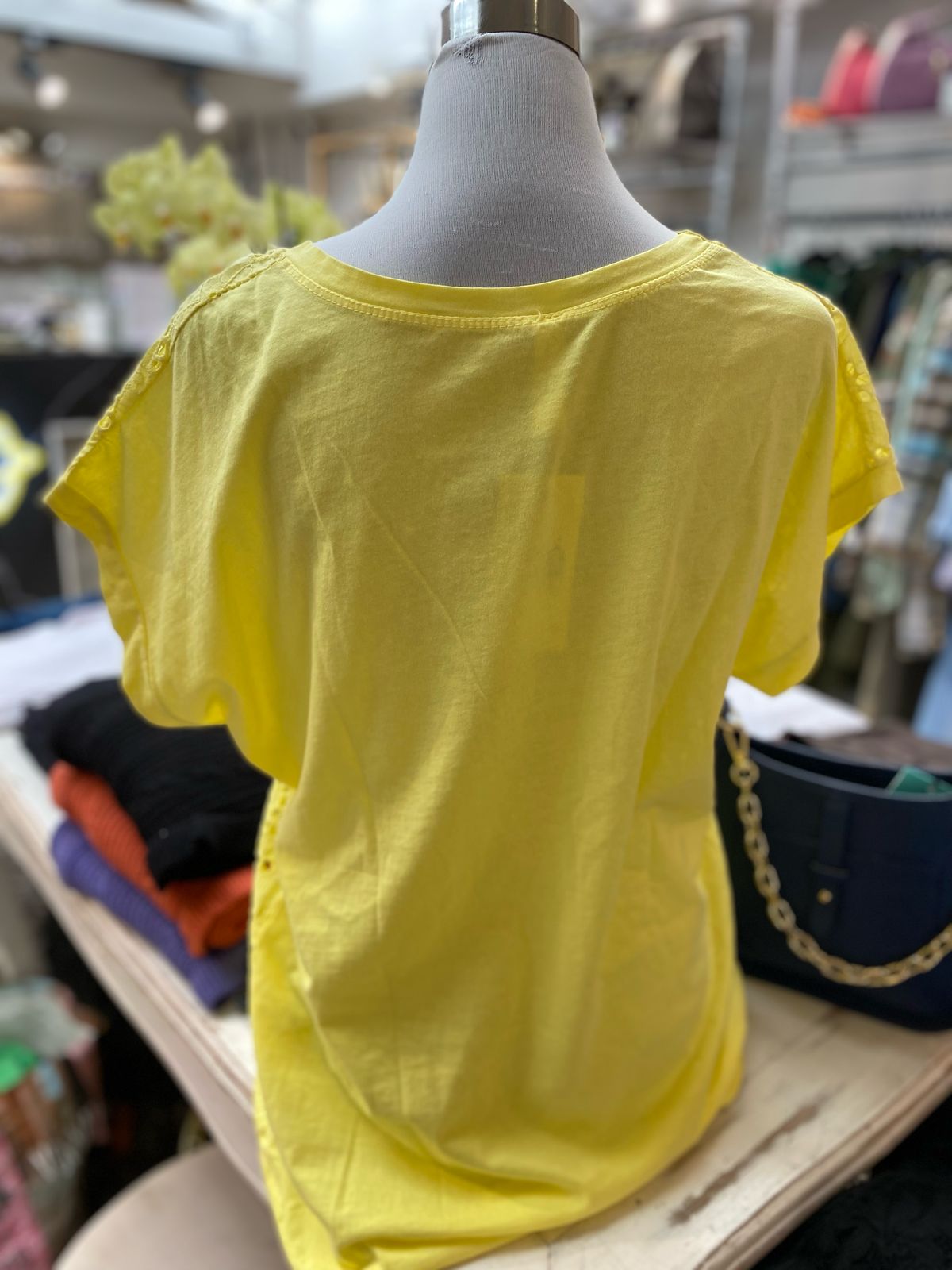 Polera amarilla broderie