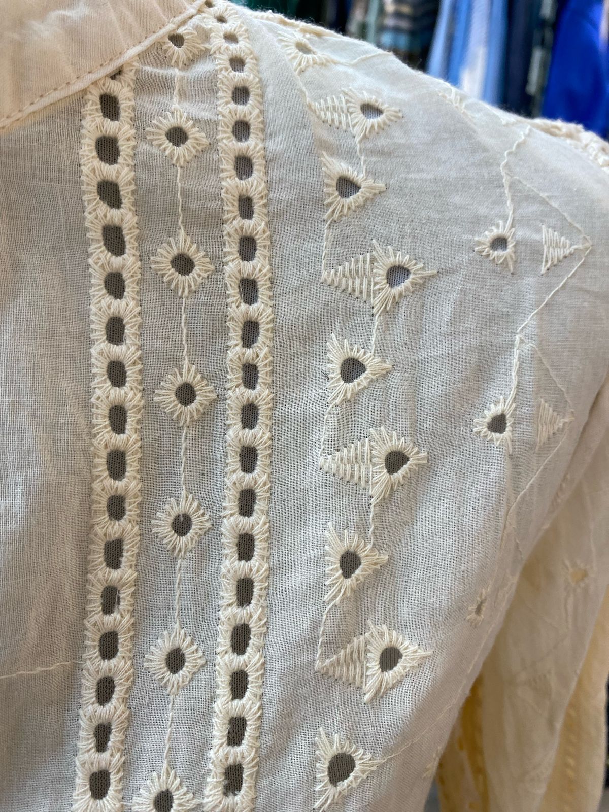 Blusa broderie beige