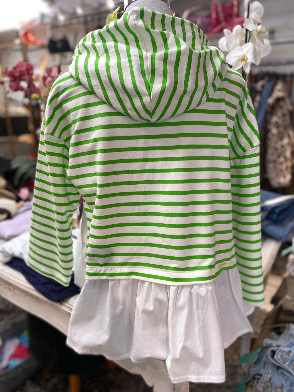 Polerón a rayas con blusa verde