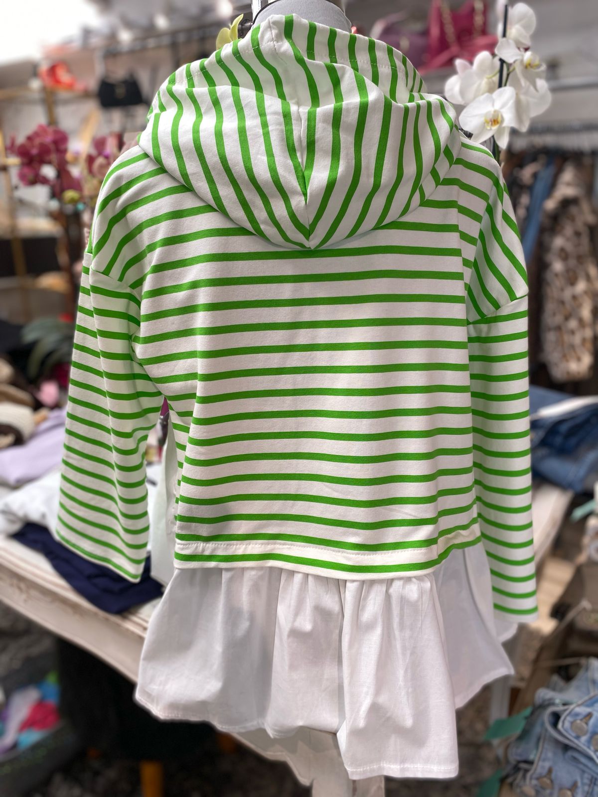 Polerón a rayas con blusa verde
